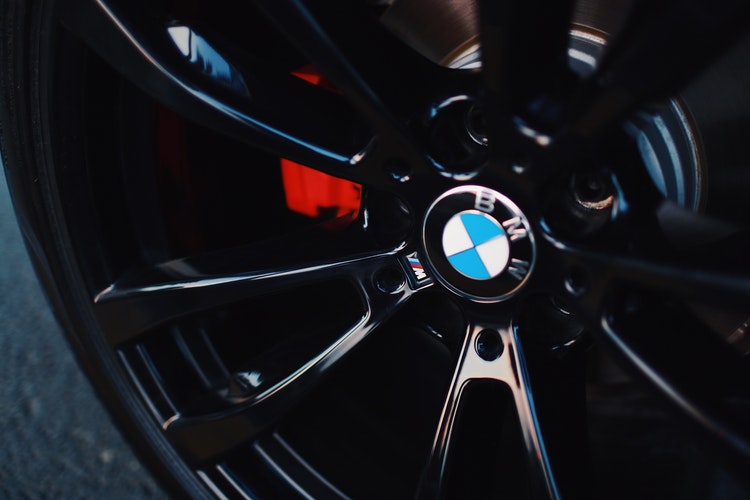 Roue d'une voiture BMW avec le logo de la marque