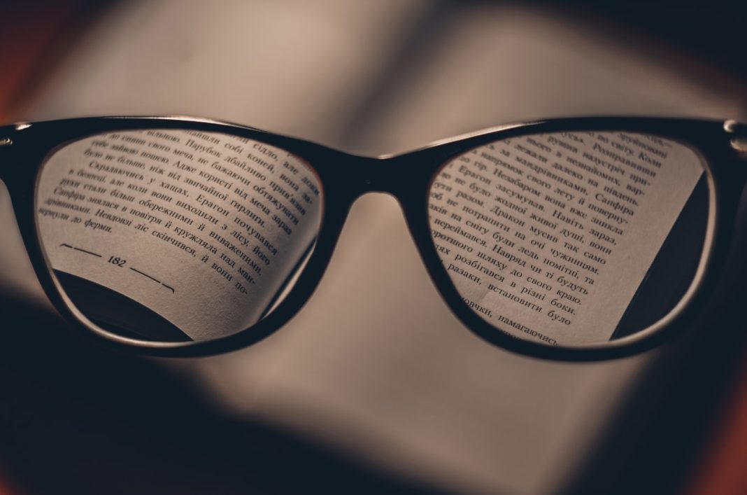 Une paire de lunettes sur un livre ouvert
