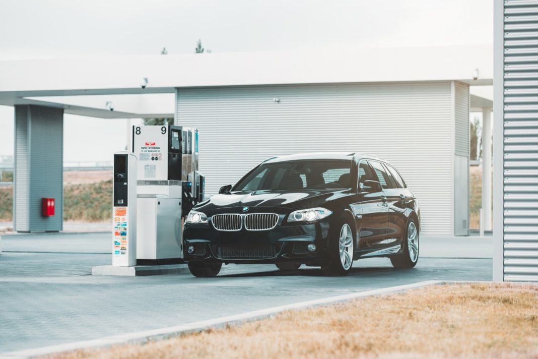 BMW 5 Series diesel dans une station au Pays Bas