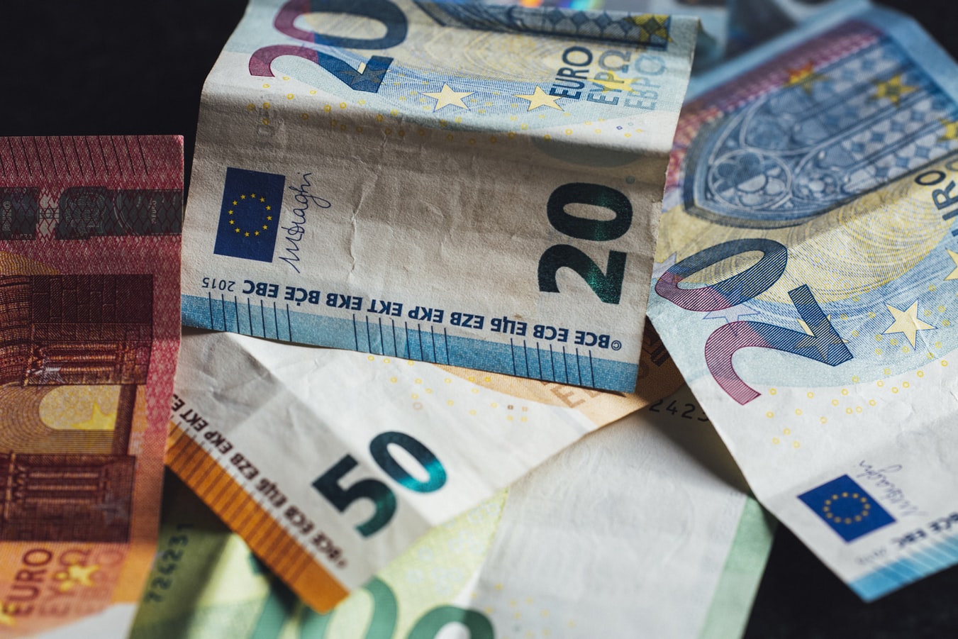 Des billets d'euros étalés sur une table.