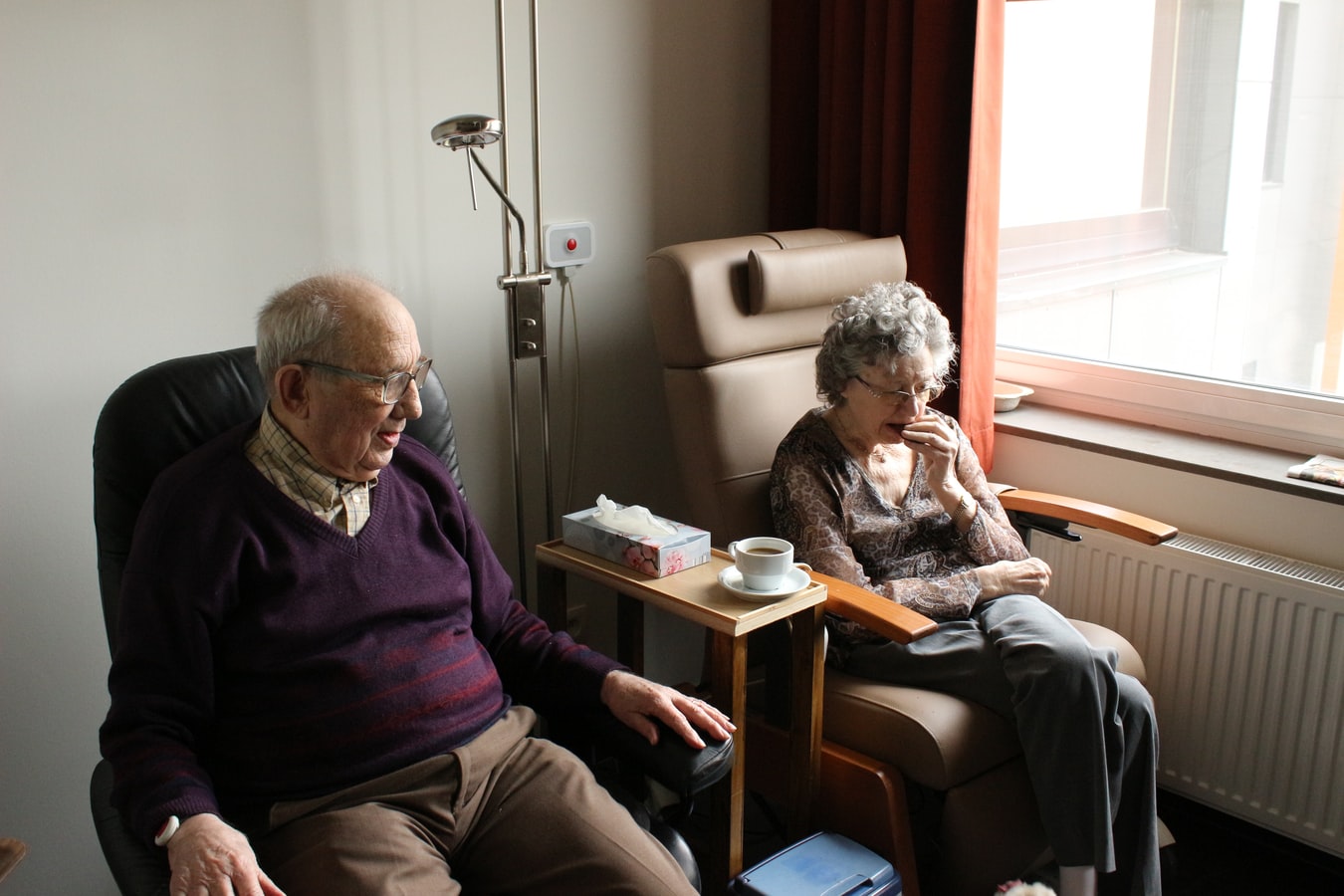 Un couple de retraités dans un Ehpad.