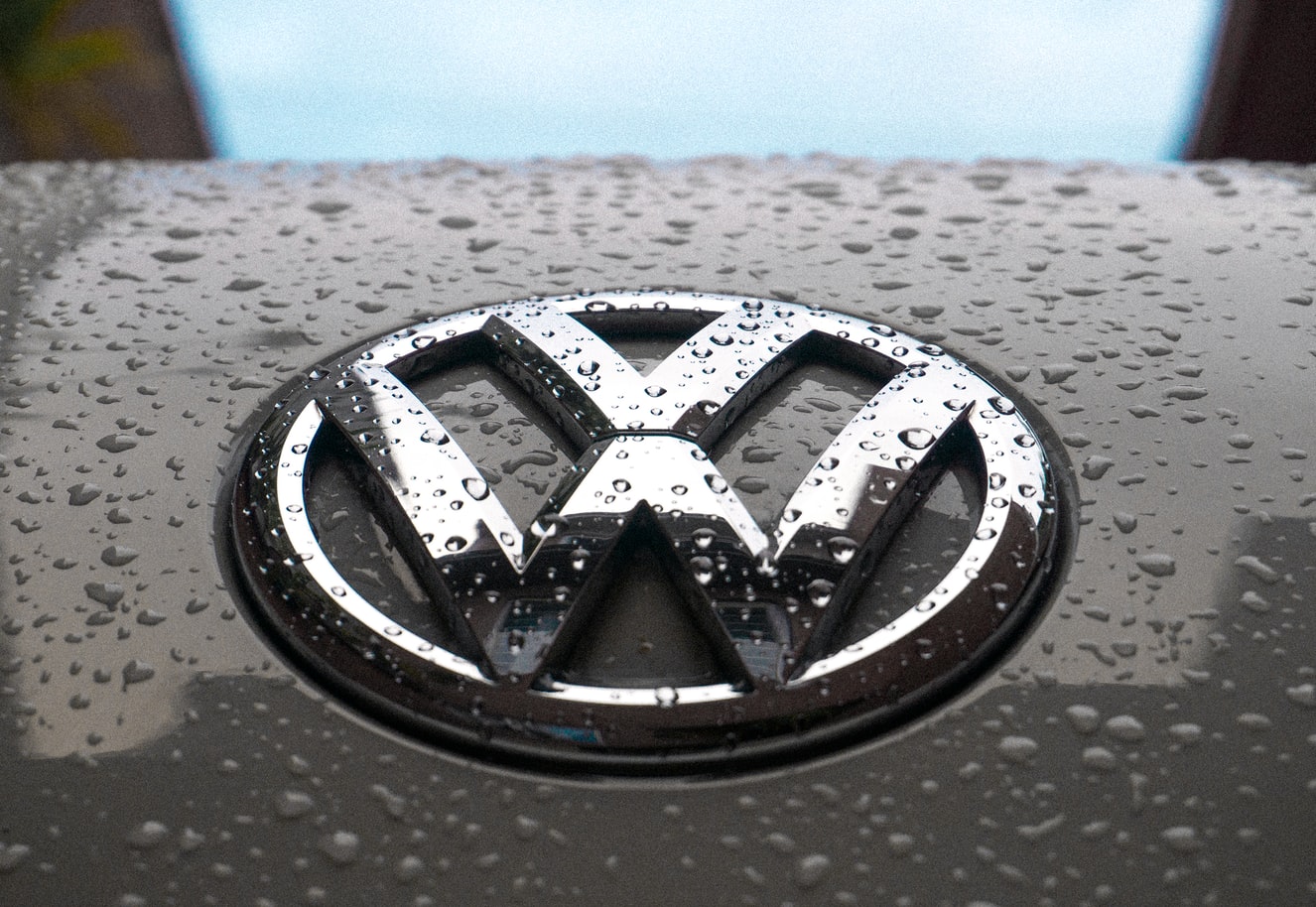 Le capot avant d'un véhicule Volkswagen avec le logo de la marque allemande.