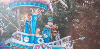 Des milliers de visiteurs ont pu pénétrer lundi dans le Disneyland de Shanghai, le premier des six parcs de loisirs de Walt Disney à travers le monde à rouvrir après trois mois d'arrêt à cause de la pandémie du coronavirus.