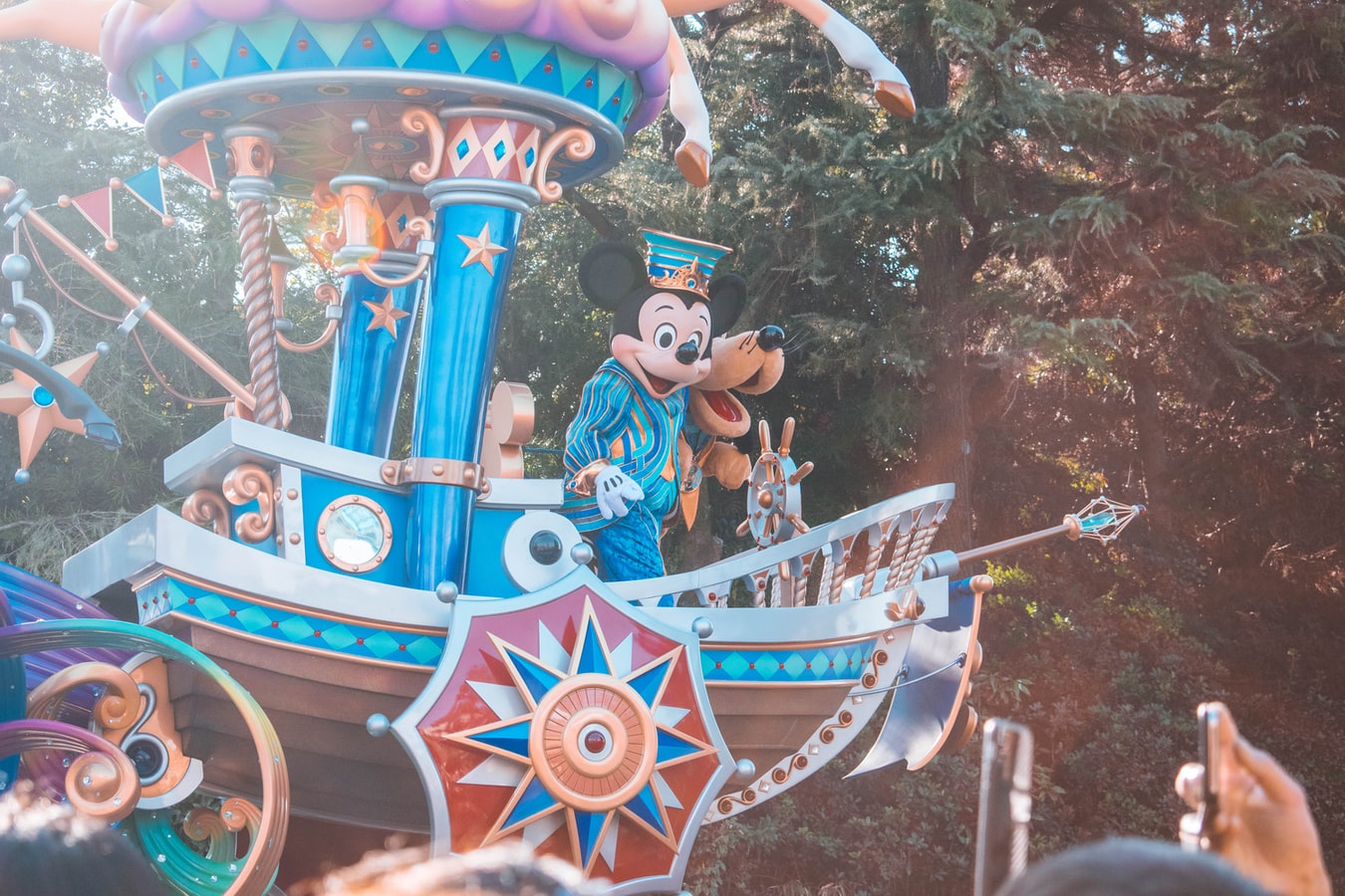 Des milliers de visiteurs ont pu pénétrer lundi dans le Disneyland de Shanghai, le premier des six parcs de loisirs de Walt Disney à travers le monde à rouvrir après trois mois d'arrêt à cause de la pandémie du coronavirus.