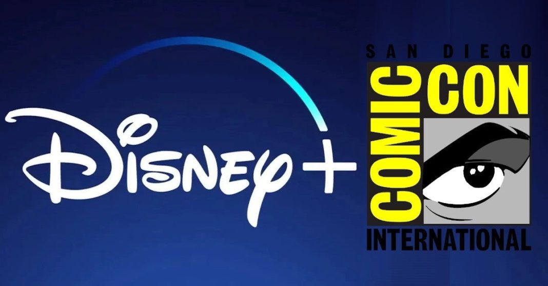 Une affiche de Disney+ sur le Comic-Con 2020, avec le logo du groupe.