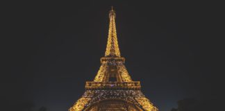 La Tour Eiffel illuminée dans la nuit.