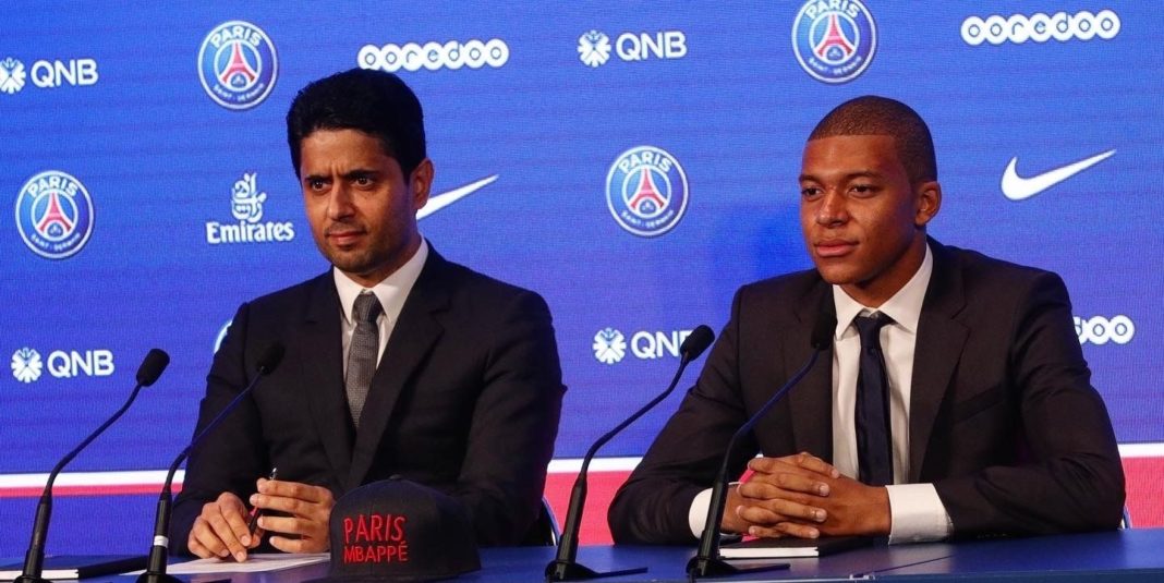 Nasser Al-Khelaïfi aux côtés de Kilyan Mbappé lors d'une conférence de presse (Paris Saint Germain).