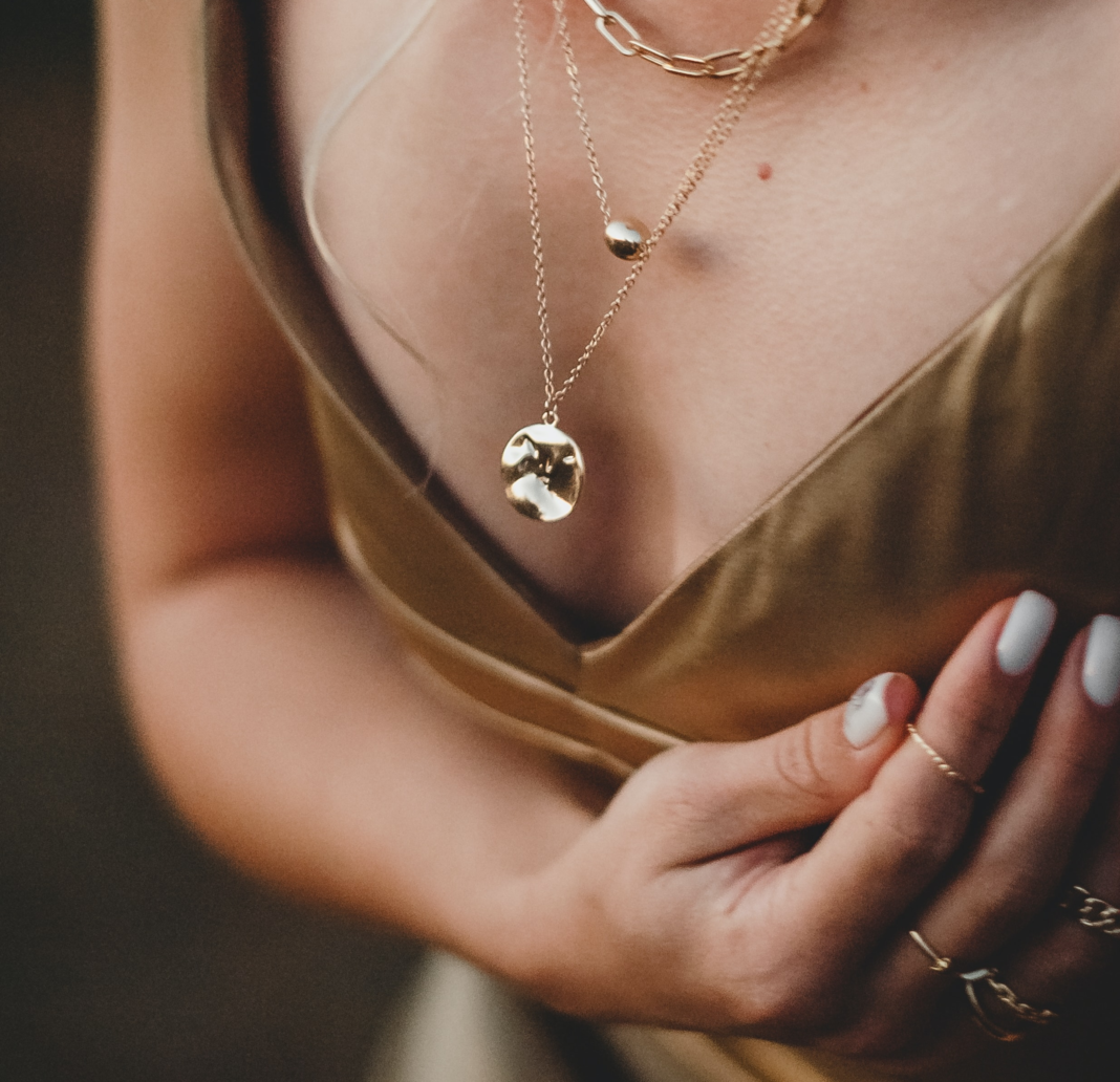 Une femme portant un collier en diamant.